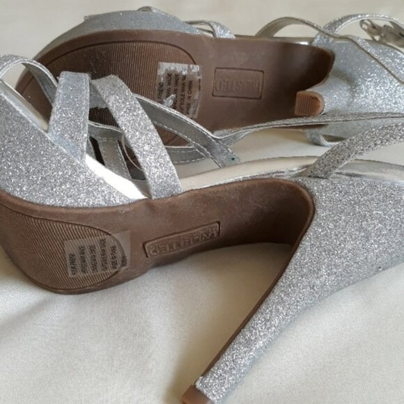 Open toes silver sandals size 7. - Picture 4 of 7